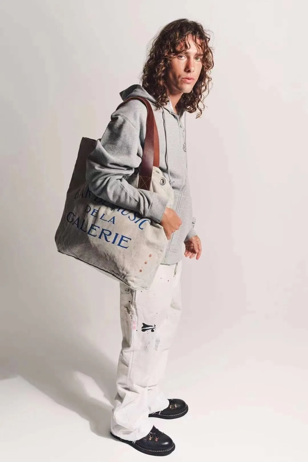 GALLERY DEPT. PAINTED CARPENTER FLARE graffiti logging pants, size 30/32/34/36, pure logging workwear style! Super heavy industry, mud dyeing and cleaning, worn out holes, all molded and customized, accessories are complete and correct! Artificial ink graffiti, tedious and heavy work